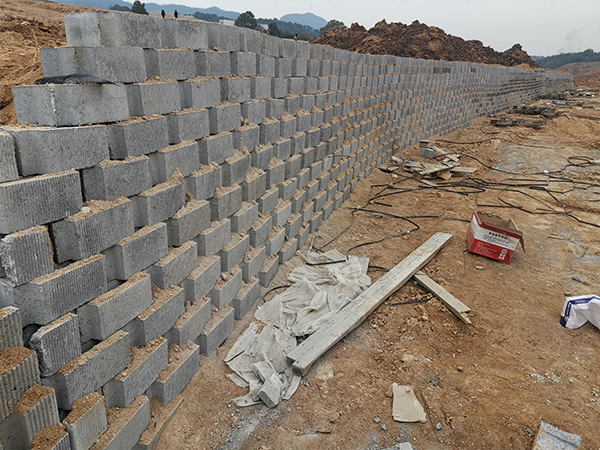 水泥磚、灰砂磚、門框磚、標(biāo)磚、配磚、三角磚、異型磚、護(hù)坡磚、連鎖磚、擋土磚、路沿石