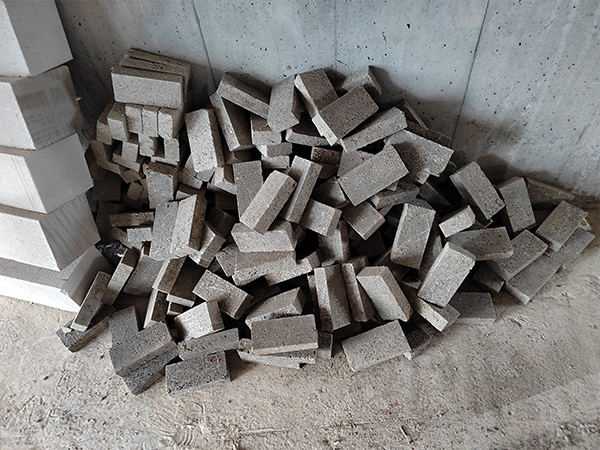 水泥磚、灰砂磚、門框磚、標(biāo)磚、配磚、三角磚、異型磚、護(hù)坡磚、連鎖磚、擋土磚、路沿石